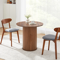 Table à manger ronde Japandi avec base cannelée et piétement de rangement, en bois de noyer, vente en gros pour importateurs, OEM ODM