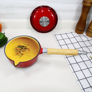 Geëmailleerde gietijzeren Dutch oven sauspan set met houten handvat, antiaanbaklaag, vaatwasser- en magnetronbestendig voor soep, melk en babyvoeding - Product Image 4