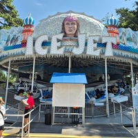 Manège mobile de fête foraine : Rock Roll Ride, type Wave Swinger, monté sur remorque, pour sensations fortes