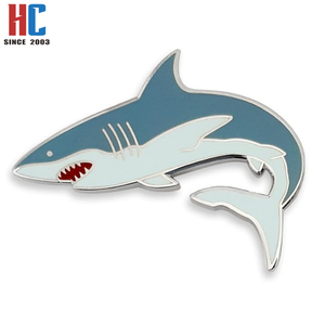 Épinglette en émail plaqué or moderne, motif requin blanc, création artisanale sur le thème de la vie marine, des océans et des créatures aquatiques, cadeau, fabrication usine avec 20 ans d'expérience - Product Image 2