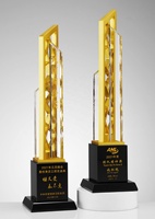 Vente en gros Logo personnalisé Trophée d'escalier en métal cristal Nouveau design créatif Base noire Verre Cadeau Gravure laser Souvenir K9