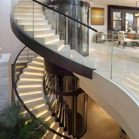 Escalier en colimaçon de luxe avec détails en fer forgé et éclairage LED pour projets de design d'intérieur moderne