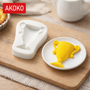 AKOKO 5*4.5*1.3cm Moule à mousse 3D en silicone en forme de trophée de football pour chocolat - Product Image 1