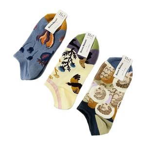 Chaussettes courtes en coton coloré pour femmes Fun Oil Painting Style Boat Design Logo Tricoté pour le printemps et les quatre saisons - Product Image 1