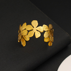Bracelet ouvert en forme de fleur de haute qualité Bracelet Bracelet en acier inoxydable plaqué <span class=keywords><strong>or</strong></span> <span class=keywords><strong>18</strong></span> <span class=keywords><strong>carats</strong></span> résistant au ternissement bijoux en métal - Product Image 3