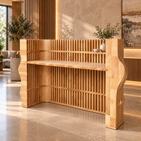 Comptoir de réception moderne en bois massif avec façade à lattes et panneaux latéraux incurvés pour entrée de café commercial