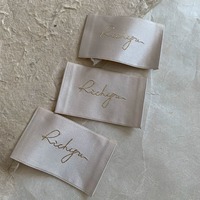 Étiquettes tissées en satin minimalistes personnalisées, technique de tissage 3D, design d'étiquettes de col haut de gamme pour vêtements.