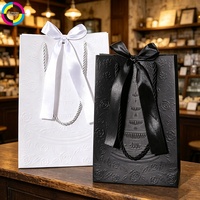Sacs en papier carton ivoire gaufrés, sacs cadeaux de luxe avec nœud en ruban, sacs d'emballage de parfum personnalisés avec logo, sacs de shopping pour marques en gros