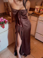 Robe de soirée élégante sans bretelles en satin, longueur ras du sol, coupe trapèze, avec plis et fente haute