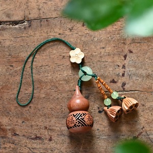 Pendentif en bois de rose en forme de calebasse avec symboles porte-bonheur pour porte-clés et sacs, breloque cadeau unisexe - Product Image 2