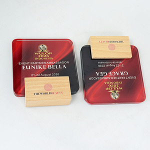 Placa de Vidrio Cuadrada Personalizada con Degradado Rojo-Negro y Círculo Dorado sobre Base de Madera Natural - Premio de Reconocimiento para Eventos MH-J0152 - Product Image 6