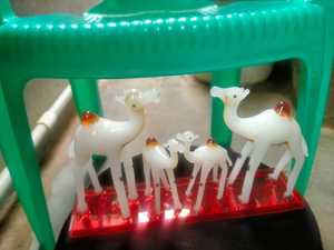 Arte en Vidrio Soplado a Mano, Familia de Camellos Personalizada, Decoración Pequeña para Oficina u Hogar, de Rajasthan, por Tiny Glass World - Product Image 4