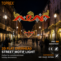 Motifs lumineux et vifs à grande échelle pour l'intégration dans les façades de bâtiments et les traversées de rues commerciales, créant une ambiance de Noël en zone de vente au détail.