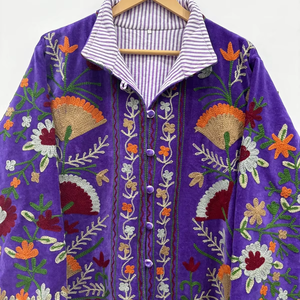 Chaqueta bordada Suzani de terciopelo Patrón floral hecho a mano con forro y botones hechos a mano Regalo de mujer - Product Image 1