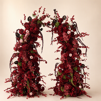 Arche de fleurs de luxe en soie bordeaux pour mariage, idéale pour la décoration de fêtes nuptiales (vente en gros)