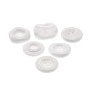 Bouton <span class=keywords><strong>de</strong></span> couture uniforme <span class=keywords><strong>de</strong></span> travail rond blanc Offre Spéciale <span class=keywords><strong>de</strong></span> résine pour l'uniforme d'infirmière <span class=keywords><strong>de</strong></span> <span class=keywords><strong>docteur</strong></span> <span class=keywords><strong>de</strong></span> chef - Product Image 1