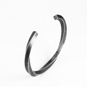 Pulsera <span class=keywords><strong>de</strong></span> brazalete abierto con <span class=keywords><strong>palo</strong></span> retorcido y palabras inspiradoras grabadas <span class=keywords><strong>de</strong></span> acero inoxidable con acabado <span class=keywords><strong>de</strong></span> <span class=keywords><strong>plata</strong></span> antigua - Product Image 3