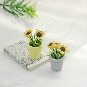 <span class=keywords><strong>Tournesol</strong></span> miniature <span class=keywords><strong>en</strong></span> <span class=keywords><strong>pot</strong></span> <span class=keywords><strong>en</strong></span> résine pour décoration de maison de poupée <span class=keywords><strong>Mini</strong></span> jouet modèle bricolage jouet éducatif pour maison de poupée - Product Image 4