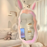 Cermin Lantai LED Desainer Kelinci Bulu Halus Kustom 2026 dengan Lampu Pink, Cermin Berdiri Cantik Ukuran Penuh untuk Kamar Anak Dekorasi Rumah