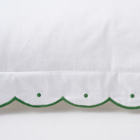 Parure de lit en percale de coton blanc pur avec taie d'oreiller décorative et housse de couette à bord festonné brodé contrastant