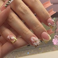 Faux Ongles Courts Carrés Nude Faits Main en Acrylique avec French Manucure Jaune, Décorations 3D Fleurs Roses, Étoiles, Perles et Strass – Lot Complet