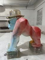 Sculpture de gorille à dégradé de couleurs, jouet tendance personnalisé, figurine de dessin animé tendance en fibre de verre, cadeau d'anniversaire