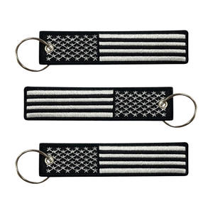 Porte-clés brodé personnalisé noir style sport avec logo lettre brodée, idéal comme cadeau promotionnel - Product Image 1