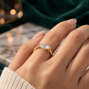 Anillo de compromiso solitario minimalista de moissanita de 1.5 CT con corte marquesa de orientación este-oeste en plata de ley con certificado IGI en venta - Product Image 1