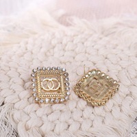 Boucles d'oreilles clous carrées dorées de créateur, avec bordure en cristal pavé et cadre métallique côtelé, bijoux de marque pour femme, idéales pour les soirées