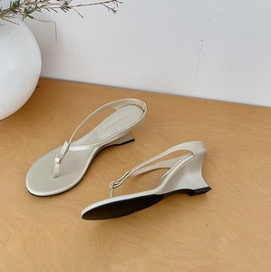Élégantes sandales compensées à lanières fines en satin pour femme – Confort et style estival - Product Image 4