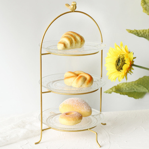Scaffale multistrato in metallo dorato con vassoio per caramelle per decorazioni per la casa di lusso con piatti in vetro/ceramica - Product Image 1