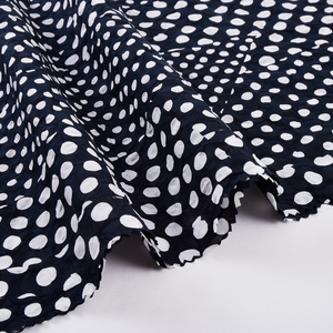 Bán Buôn Tùy Chỉnh Màu Đen Dot 78gsm Dệt Trọng Lượng Nhẹ Thoáng Khí 100% Bông Muối Shrank Nhăn In Vải Cho Cô Gái Chàng Trai Túi - Product Image 5