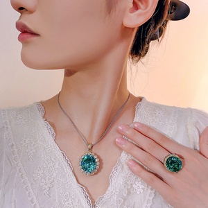 Conjunto de Joyería de Alta Calidad con Colgante de Cobre Ecológico para Mujer, 18*20mm, Circonita Cúbica Verde, Collar y Aretes Vintage - Product Image 5