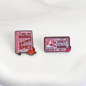 Spicy <span class=keywords><strong>Book</strong></span> <span class=keywords><strong>Club</strong></span> Senza Scadenza, Spilla da Bavero in Metallo Smaltato Morbido, Accessorio di Moda per Regalo a Tema Libri Audaci - Product Image 4