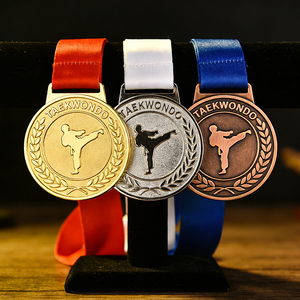 <span class=keywords><strong>Medallas</strong></span> Deportivas Personalizadas <span class=keywords><strong>de</strong></span> Fútbol, Taekwondo, Maratón, Baloncesto, Fútbol, Metal, Oro, Cinta Dorada - Product Image 1
