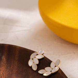 Boucles d'oreilles clous dorées tendance XY, bijoux en cuivre, motif feuille et ailes de papillon, pour femmes - Product Image 6
