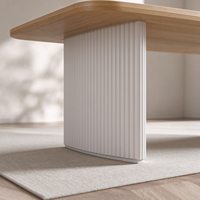 Table à manger rectangulaire minimaliste moderne avec base en piédestal blanc cannelé et plateau en bois grainé, table créative pour l'ameublement de la maison