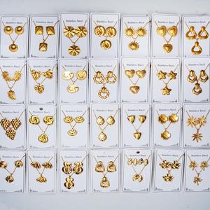 Parures de bijoux en gros, étanches, écologiques et inaltérables, en acier inoxydable plaqué or 18 carats (boucles d'oreilles et collier) - Product Image 2