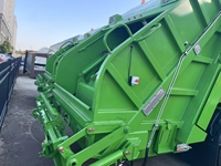 Le camion à ordures comprimé HOWO 4*2 répond aux normes d'émission Euro 6, avec une capacité maximale de pont unique de 18 mètres cubes
