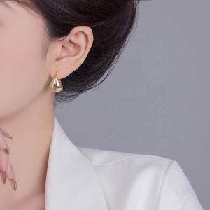 Pendientes de Botón Geométricos de Estilo Retro Francés Avanzado con Incrustaciones de Cobre y Circonita, Chapados en Oro de Lujo - Product Image 5