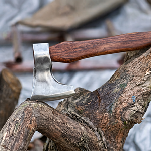 ZA DAMASCUS MAKERS Cabeza de Hacha Vikinga Hecha a Mano de Alta Calidad con Espiga Plana, Hoja de Acero al Carbono con 5 Filos de Corte y Mango de Madera de Fresno Grabado - Product Image 1