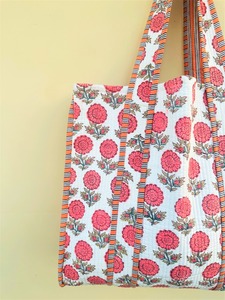 Bolso Tote de Hombro Acolchado de Algodón Blanco para Primavera, Ecológico, Hecho a Mano, con Cierre de Cremallera y Patrón Estampado - Product Image 4