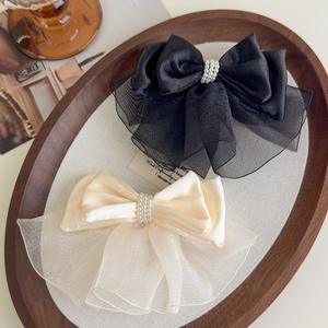 Élégante pince à cheveux en satin et organza avec nœud et perles pour femme - Product Image 1