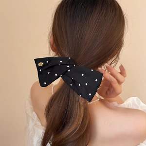 Pince à cheveux banane en satin français à pois délicats, réglable, pour styles élégants - Product Image 2