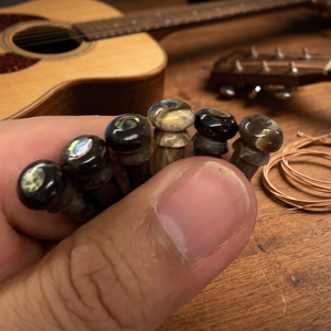 Guitare acoustique de haute qualité, style artisanal folklorique, avec chevilles de pont en corne de buffle et œil d'ormeau, en matériaux naturels, faite à la main, taille personnalisée - Product Image 2