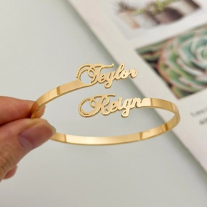 Pulsera Personalizada de Acero Inoxidable para Mujer con Dije Dorado y Dos Nombres Una hermosa pulsera de regalo de Navidad. - Product Image 5