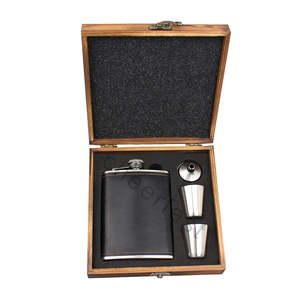 Set regalo personalizzato da 8 once fiaschetta nera e fiasconi in acciaio inossidabile con imbuto tazza di legno per diserbo regalo - Product Image 4