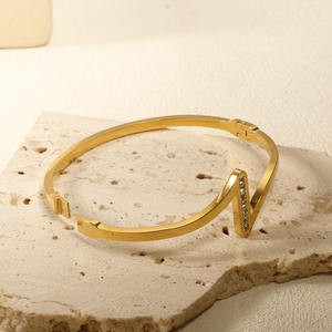 थोक सुंदर उच्च गुणवत्ता ट्रेंडिंग डिज़ाइन चंकी टार्निश फ्री वॉटर रेसिस्टेंट 18K गोल्ड प्लेटेड स्टेनलेस स्टील चूड़ी - Product Image 2