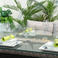 Canapé rectangulaire de luxe en osier à six places avec cadre en acier Barbecue pour dîner en famille Pe Vine Villa Fire Pit Table et ensemble de chaises