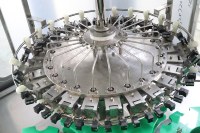 Klein formaat sapvulflesmachine 3-in-1 monoblock spoel-, vul- en afsluitapparatuur voor fruit sap- en drankenafvulinstallaties